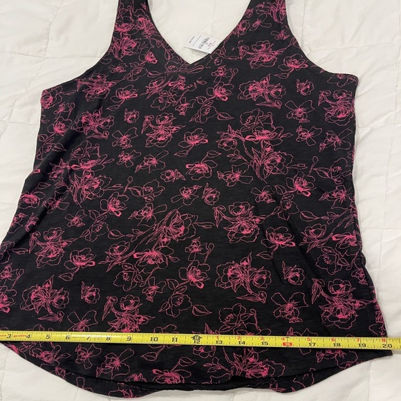 🆕 WHBM Double V-Neck Tank
Sketchy Poppy Dolce Black w/Pink flower print Size M - Picture 13 of 15